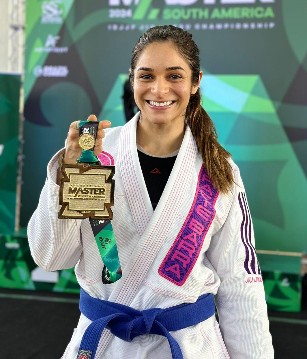 Juliana com medalha de jiu-jitsu