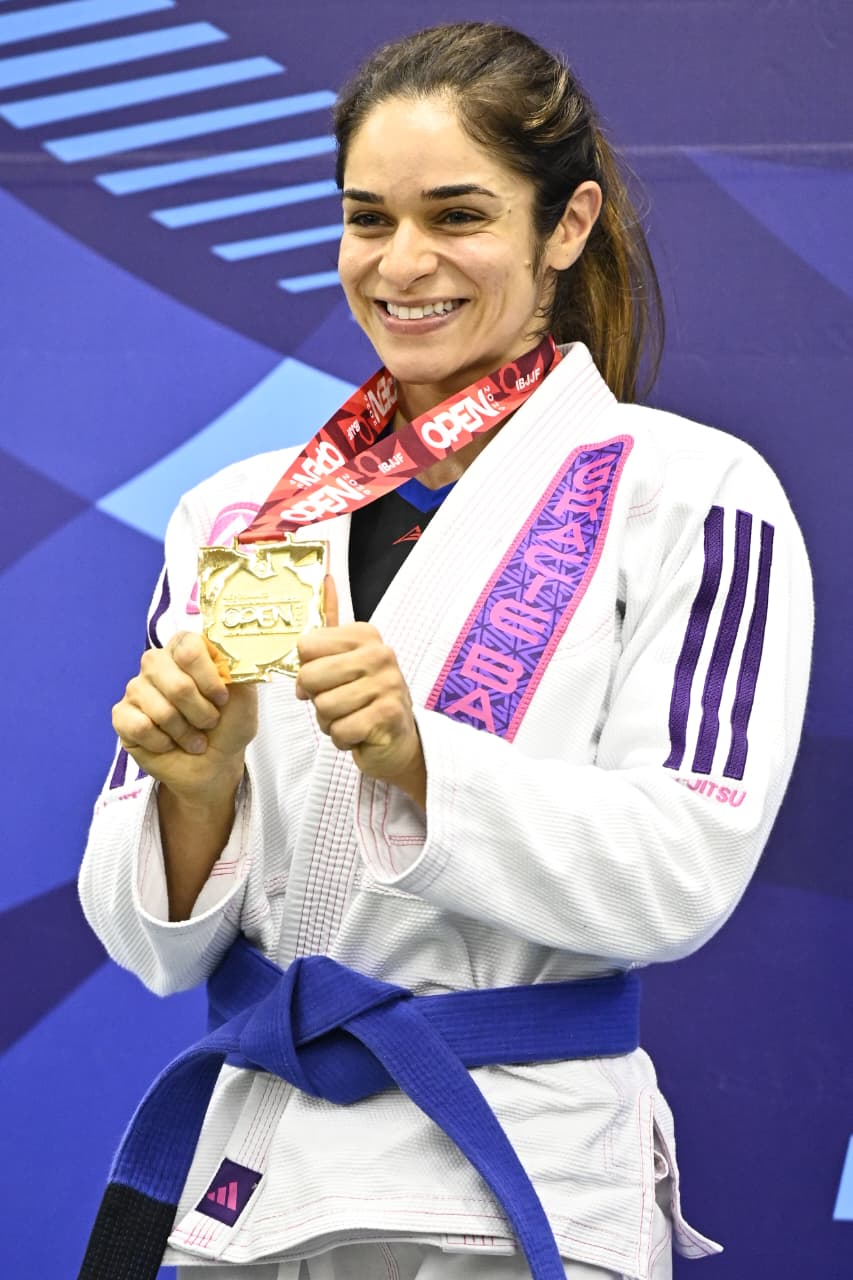 Juliana com medalha de jiu-jitsu